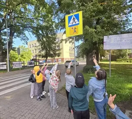 Pierwszaki z klasy 1C uczyły się bezpieczeństwa na ulicach Morąga