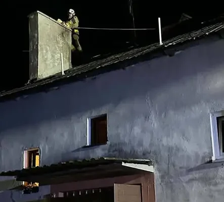 Pożar sadzy w kominie domu wielorodzinnego w Linkach — akcja strażaków