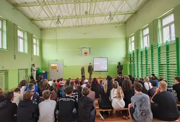 Uczniowie z Ostródy spotkali się z przedstawicielami Jednostki Strzeleckiej 1013