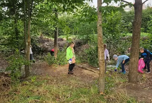 Uczniowie klas I-III włączyli się w 33. Akcję Sprzątania Świata