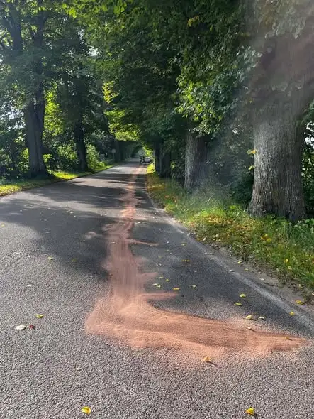Plama oleju na jezdni w Leśnicy — interwencja strażaków z OSP Małdyty