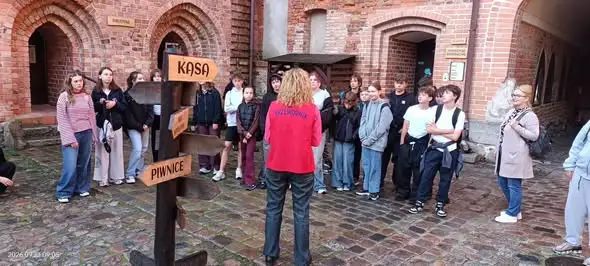 Klasa 7a z SP1 Ostróda na wycieczce po mieście – smoki, wieża i Muzeum PRL-u
