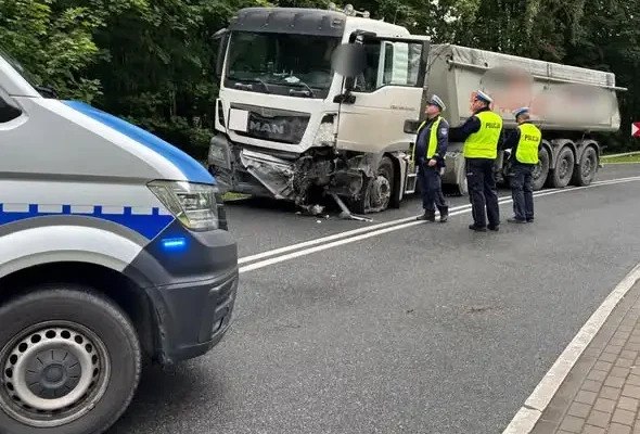 Wypadek na DK16 pod Ostródą. Zderzenie Alfy Romeo z ciężarówką, droga była zablokowana