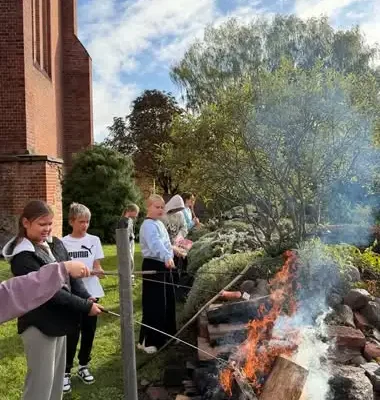 Uczniowie klas czwartych z Miłomłyna integrowali się przy ognisku