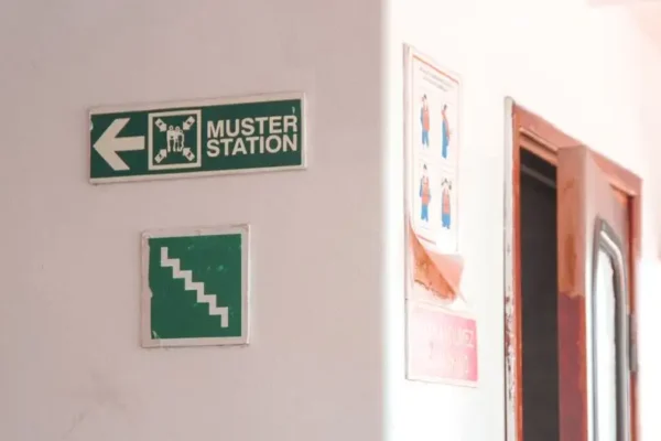 MSWiA publikuje instrukcję na wypadek ataku z powietrza. Poradnik trafi też do mObywatela