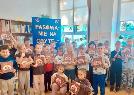 Pasowanie na czytelnika w bibliotece szkolnej w Morągu