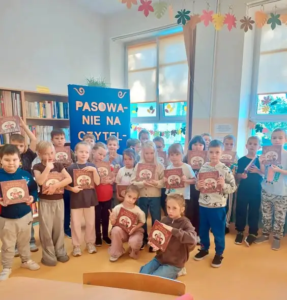 Pasowanie na czytelnika w bibliotece szkolnej w Morągu