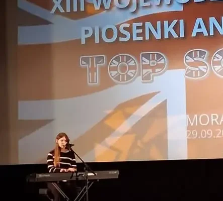 Dominika Bartkowska z ZS w Iłowie na podium wojewódzkiego festiwalu piosenki angielskiej
