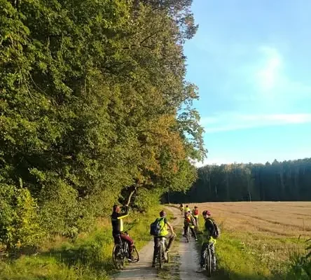 Rowerowa wyprawa uczniów z Milakowa – edukacja w terenie i bezpieczeństwo na pierwszym miejscu
