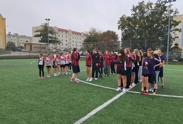 Turniej piłki nożnej dziewcząt klas 7–8 na Orliku w Ostródzie