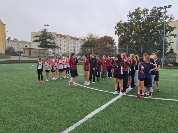 Turniej piłki nożnej dziewcząt klas 7–8 na Orliku w Ostródzie