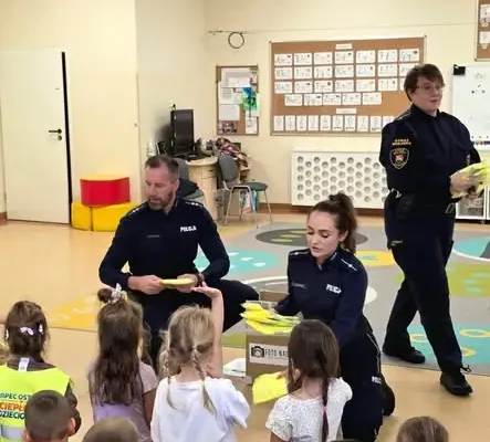 Policja i Straż Miejska w Ostródzie uczą dzieci bezpieczeństwa na drodze