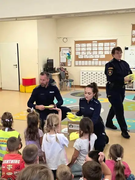 Policja i Straż Miejska w Ostródzie uczą dzieci bezpieczeństwa na drodze