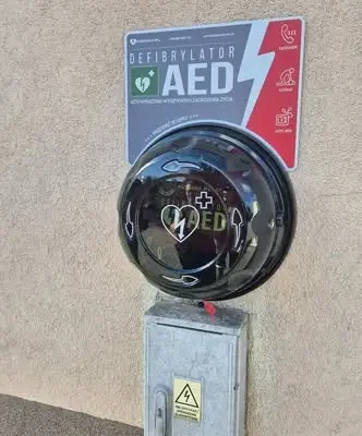 Nowy defibrylator AED przy remizie OSP Miłakowo – bezpieczeństwo mieszkańców priorytetem