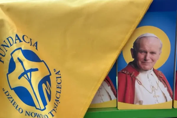 Szkolna zbiórka na stypendia papieskie. Wolontariusze z puszkami na korytarzach