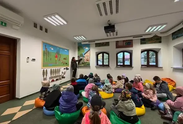 Uczniowie z klas 1-2 odkrywali tajemnice lasu w Arboretum w Kudypach