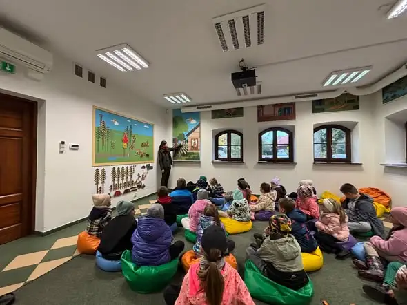 Uczniowie z klas 1-2 odkrywali tajemnice lasu w Arboretum w Kudypach