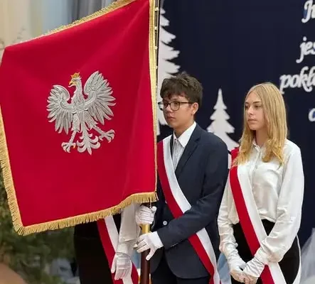 Szkoła otrzymała imię Ziemi Mazurskiej – wzruszający apel z okazji Dnia Edukacji Narodowej