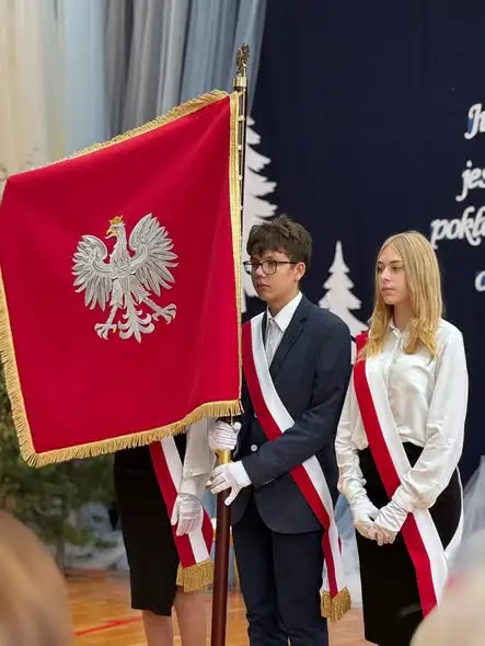 Szkoła otrzymała imię Ziemi Mazurskiej – wzruszający apel z okazji Dnia Edukacji Narodowej