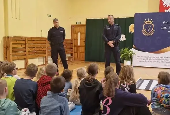 Policjanci z wizytą w Szkole Podstawowej w Zwierzewie – lekcja o bezpieczeństwie