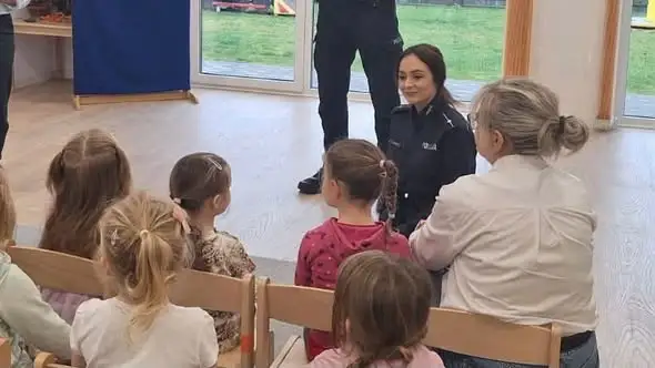 Policjanci z Olsztyna uczyli przedszkolaki ze Starych Jabłonek, jak reagować na zagrożenia