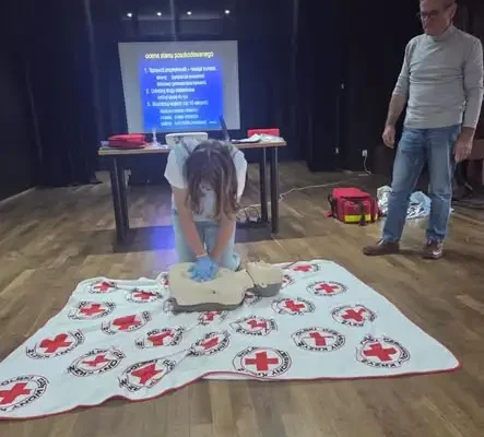Uczniowie klasy 6b ze Szkoły Podstawowej nr 1 w Ostródzie uczyli się pierwszej pomocy