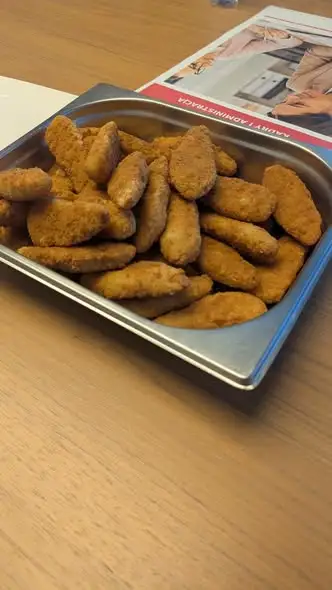 Uczniowie z Ostródy z wizytą w fabryce nuggetsów i hamburgerów