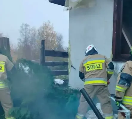 Sople: strażacy dogaszali pogorzelisko po porannym pożarze