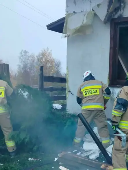Sople: strażacy dogaszali pogorzelisko po porannym pożarze